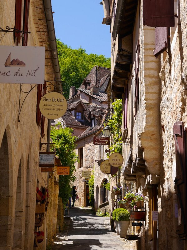 Où trouver un hébergement de vacances à Saint Cirq Lapopie durant les grandes vacances ?